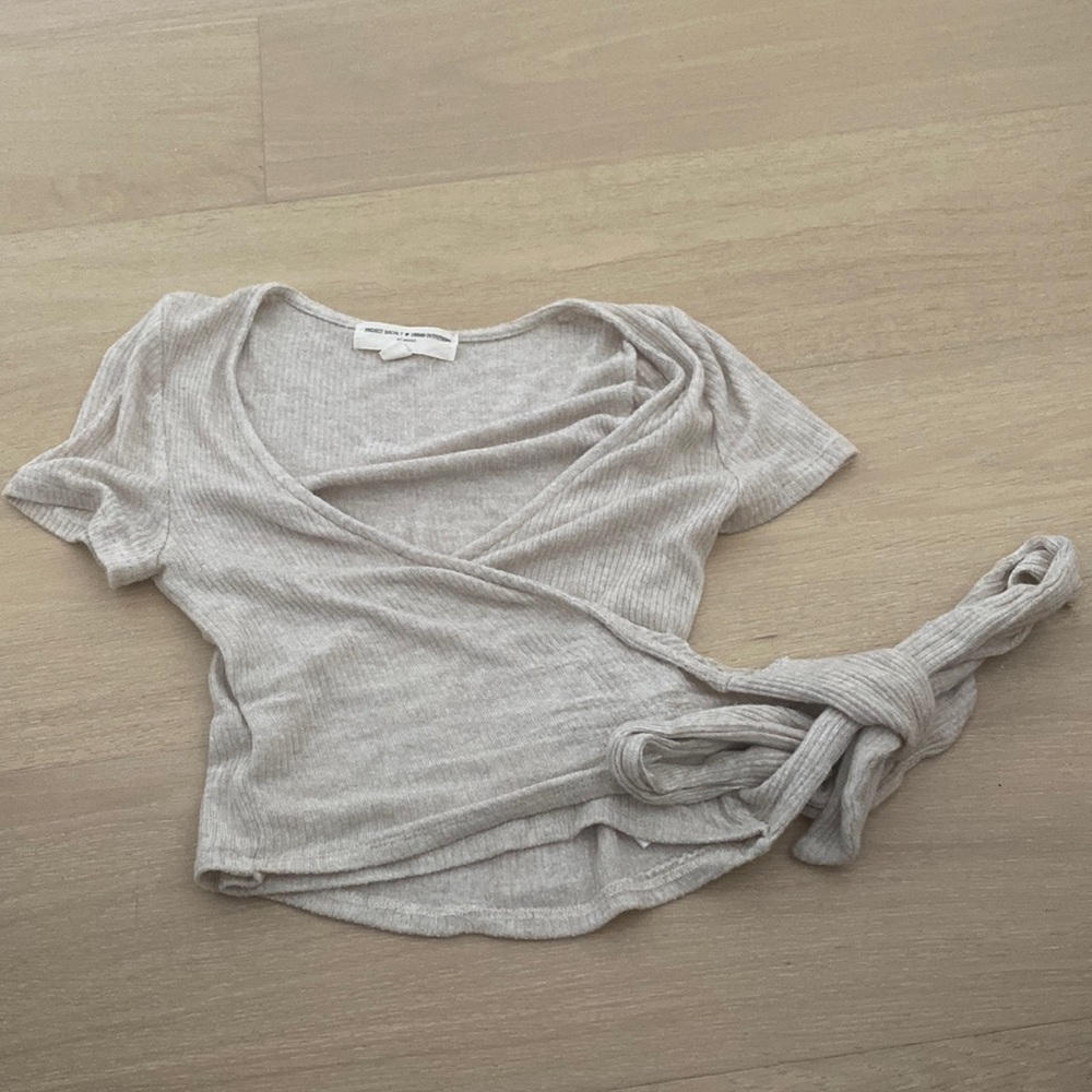 Urban beige shirt that ties in front
